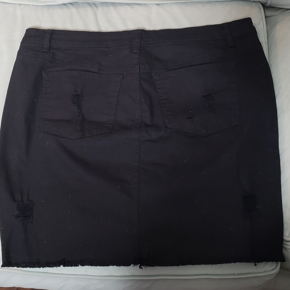 🌺 Distressed Denim Mini Skirt - Picture 2 of 5